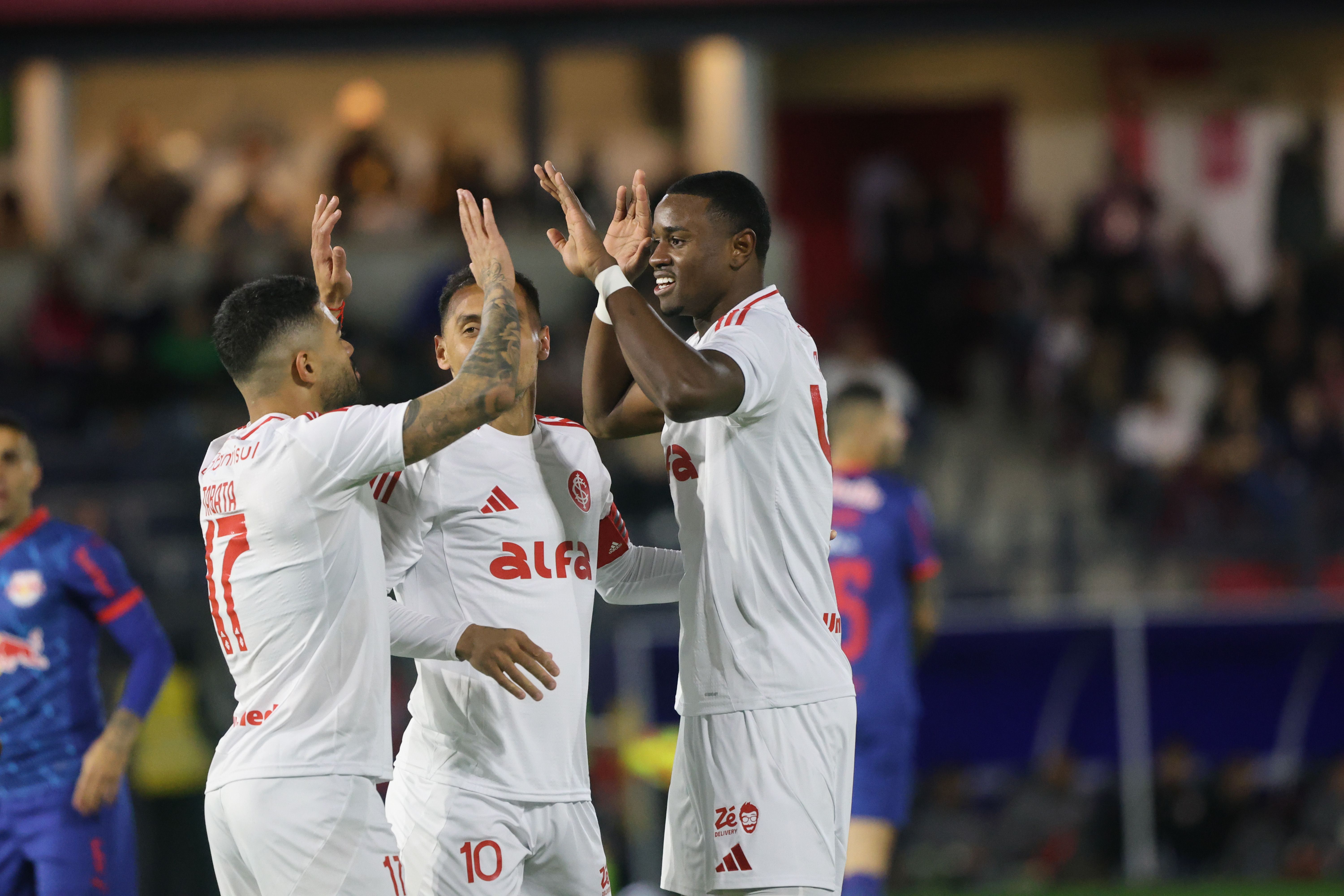 Inter vence o Bragantino e sobe no Brasileirão