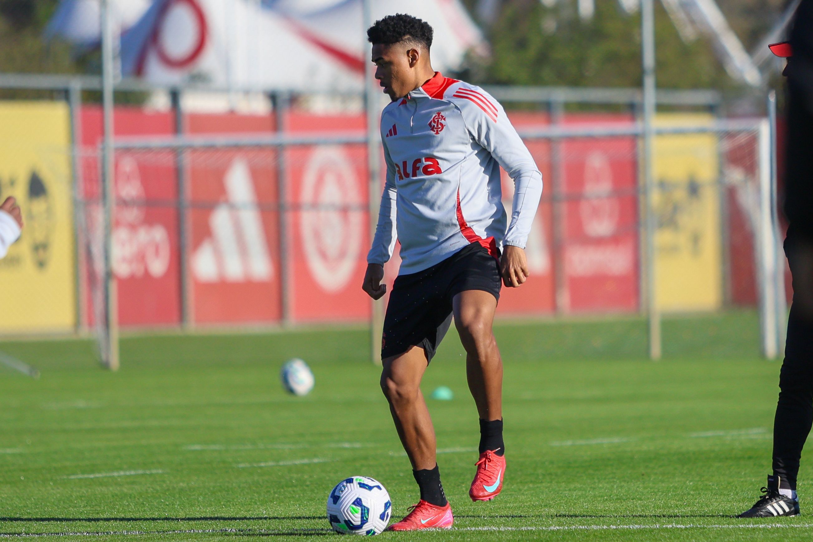 Colorado volta aos trabalhos de olho no Brasileirão