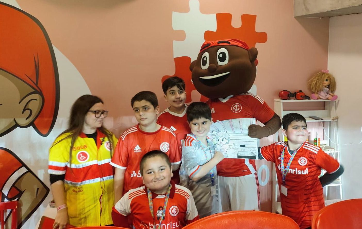 Crianças de Santiago com TEA assistem ao Colorado em sala inclusiva no Beira-Rio