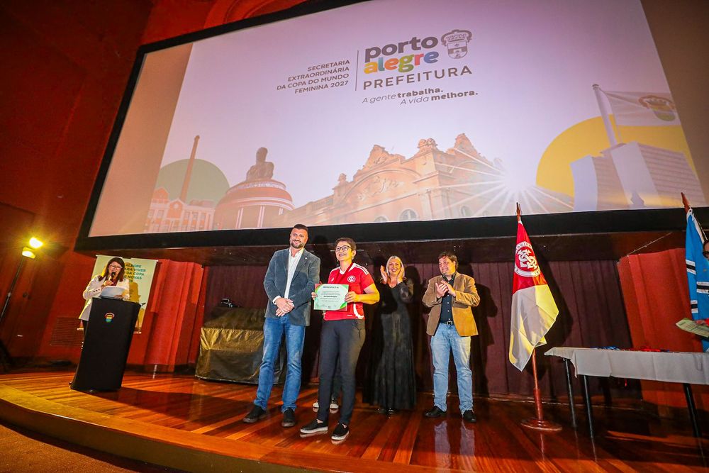 Pioneiras do futebol feminino são homenageadas em evento da Copa Feminina 2027