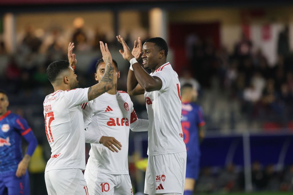 Inter vence o Bragantino e sobe no Brasileirão