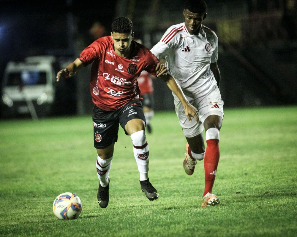 Atuando no Bento Freitas, o Sub-20 do Inter foi superado pela equipe profissiona...