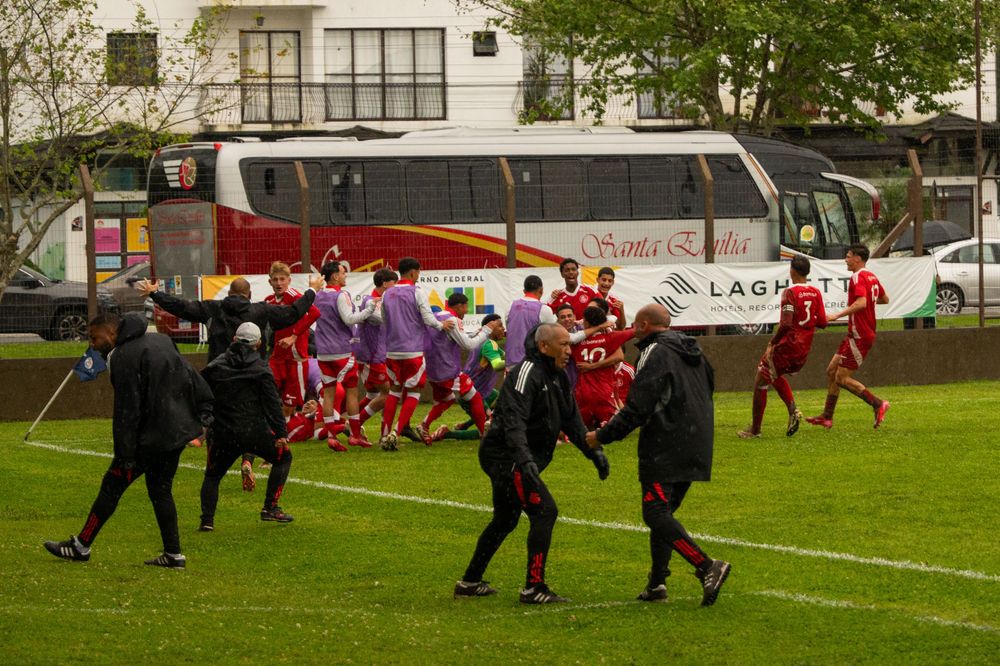 Internacional vence e assume a liderança na Copa Gramado